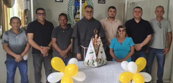 Fotos dos vereadores recebendo visita da santa nossa senhora de Nazaré acompanhada do frei